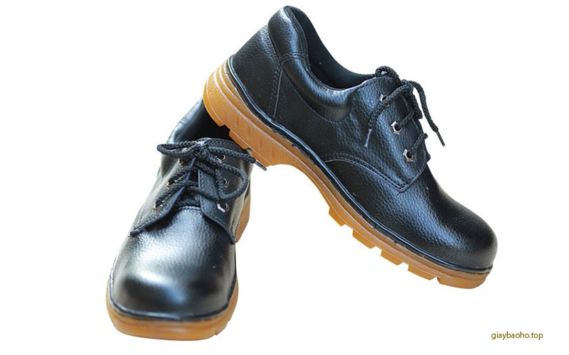 Giày ABC này có giá đắt hơn vì da váng loại 1 tốt hơn, vẫn là thiết kế đế nhựa nhưng đặc điểm là đường chỉ may màu đen. 100.000 đồng là số tiền anh em phải bỏ ra để ring em này về nhà. – Giày ABC 1/2 da loại 2 Dòng giày có da váng và một nửa là da, có đế nhựa. Giá: 114.000 đồng. – Giày ABC 1/2 da loại 1 Cũng sử dụng da váng nhưng có thêm 1/2 da loại 1 và đế nhựa. Giá 135.000 đồng. – Giày ABC đế kếp vàng da xịn Giày ABC loại này có giá khá rẻ chỉ: 127.000 đồng. Chúng có thêm tính năng chống dầu khá tốt. – Giày ABC da váng + simili và đế cao su xin. Giá 117.000 đồng. – Giày ABC da tốt, đế cao su loại XP 1206 Vì được làm bằng đế cao su nên độ bền của giày ABC này tốt hơn, khả năng chống dầu cũng khá tốt. Đôi này có giá: 144.000 đồng.-5